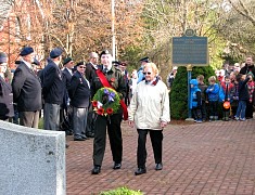 2015
												11 11 Cenotaph, Lion's Head (25a).JPG